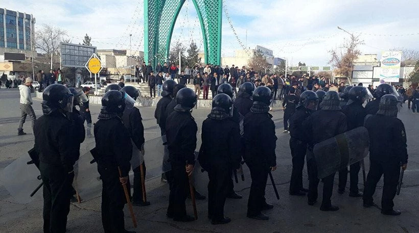 «Βυθίζεται» στο χάος το Ιράν με 22 νεκρούς: Ξένο «δάκτυλο» βλέπει η Τεχεράνη – Στους δρόμους η εργατική τάξη